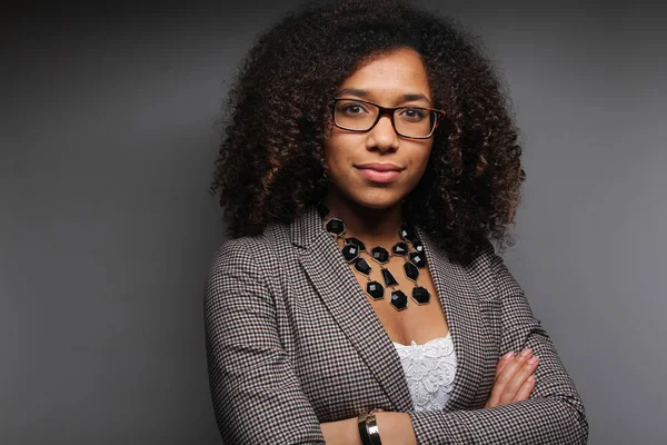 Güzel bir Afro-Amerikan kadın ciddi