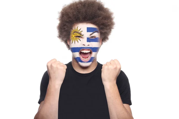 黑人尖叫的是球迷与乌拉圭国旗在他的脸上 — 图库照片