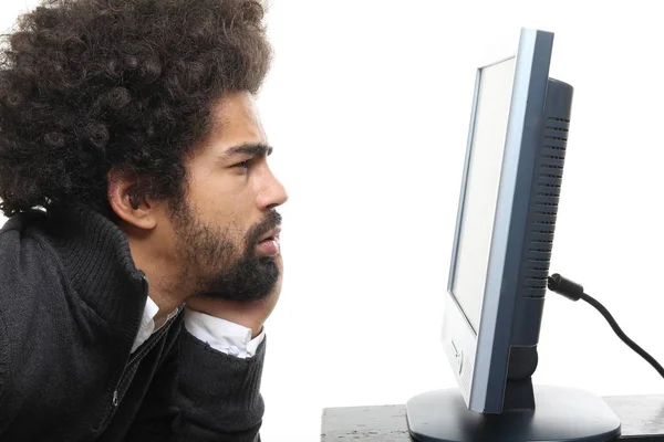 コンピューターのモニターを使用して黒の男性 — ストック写真