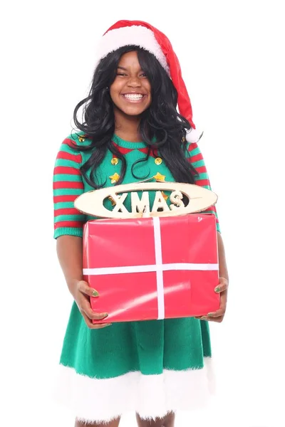 Schöne Afroamerikanische Frau Mit Weihnachtsgeschenk Und Weihnachtsschild — Stockfoto