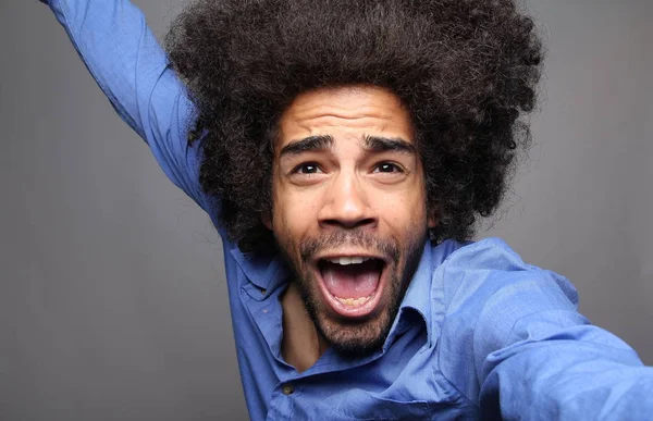 Kabarık saçlı zenci adam çığlık