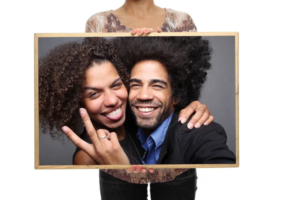 Kvinnan Håller Ram Med Porträtt Vackra Lyckliga Älskande Par — Stockfoto