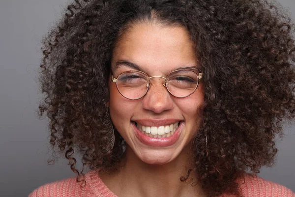 Mujer Negra Feliz Gafas — Foto de Stock