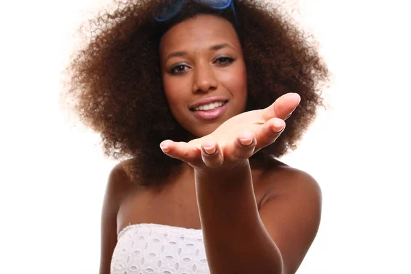 Hermosa Mujer Afroamericana Está Posando — Foto de Stock