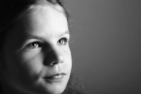 Siyah Beyaz Arka Plan Üzerinde Ciddi Küçük Kız — Stok fotoğraf