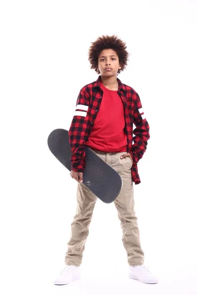 Liten Svart Pojke Med Skateboard — Stockfoto