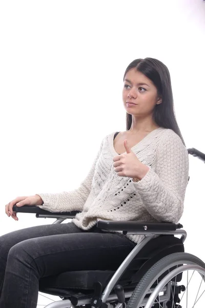 坐在轮椅上的年轻亚洲女人正在显示好标志 — 图库照片