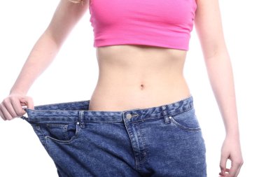 Büyük kotun içinde poz beyaz ince kız