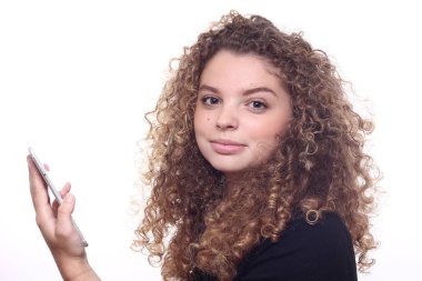 Beyaz kız cep telefonu kullanıyor