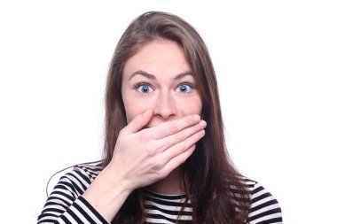 Güzel beyaz kız ağzına koruyor