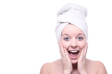 Genç sarışın kız başında havlu ile