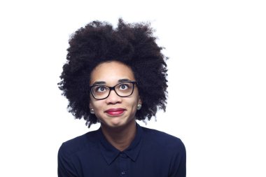 Güzel bir Afro-Amerikan kadın poz