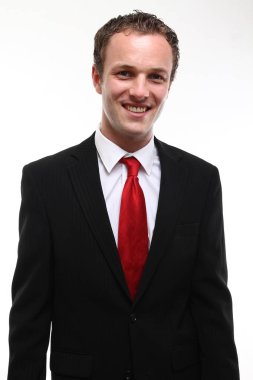 Beyaz genç adam gülümsüyor