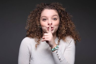 Güzel beyaz kız sessizlik işaret gösteren