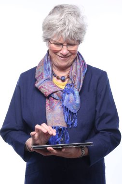 Eski beyaz kadın tablet Pc kullanma