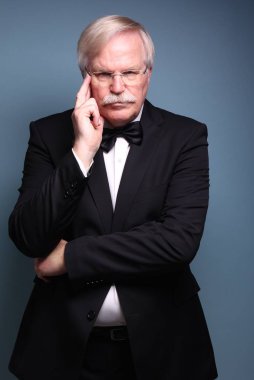 Yaşlı beyaz adam düşünüyor