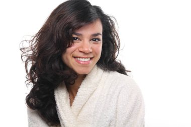 Güzel Afro-Amerikan kadın gülümsüyor