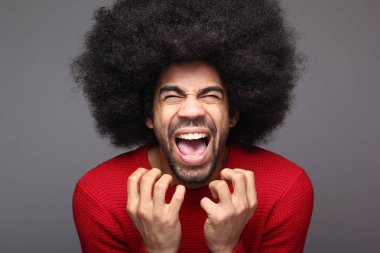 Siyah adam poz çığlık