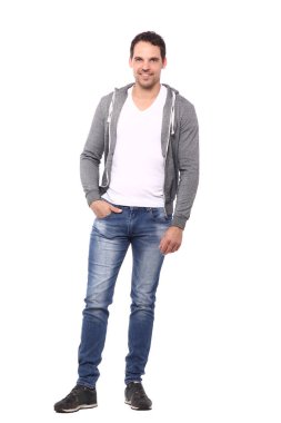 Beyaz genç adam gülümsüyor