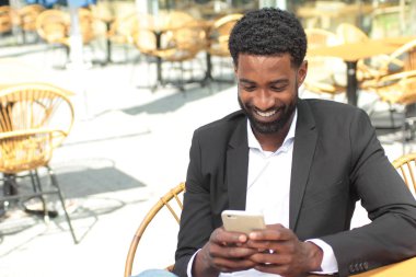 Bir cep telefonu kullanarak siyah iş adamı