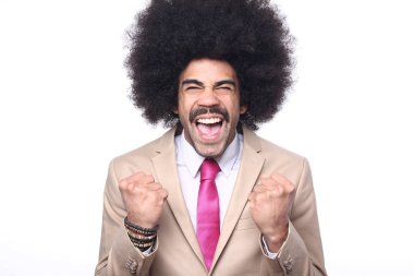 Beyaz arka planda siyah işadamı çığlık