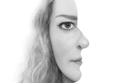 Metin için yer ile siyah ve beyaz ses tonuyla genç güzel kız