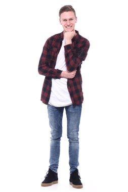 Beyaz genç adam gülümsüyor