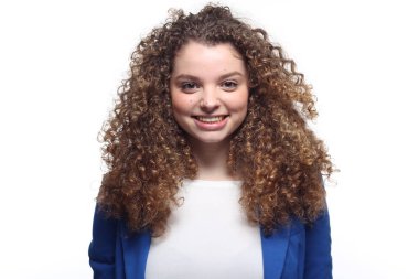 Güzel beyaz kız gülümsüyor