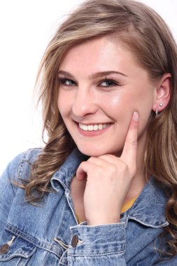 Güzel beyaz kız gülümsüyor