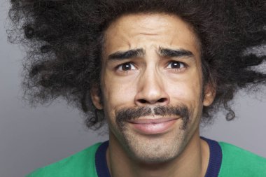 Beyaz arka plan üzerinde siyah adam korkuttu