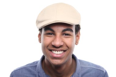 Siyah adam poz gülümseyen