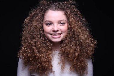 Güzel beyaz kız gülümsüyor