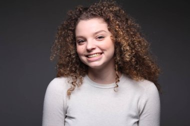 Güzel beyaz kız gülümsüyor