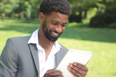 Tablet Pc kullanma siyah iş adamı