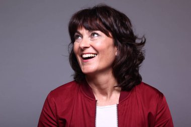 Mutlu yetişkin esmer kadın