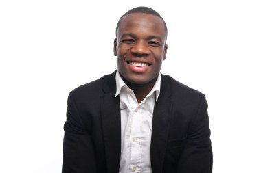 Siyah adam poz gülümseyen