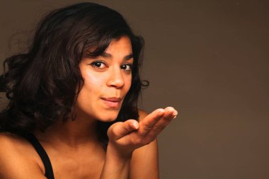 Güzel bir Afro-Amerikan kadın hava öpücük gösterilen