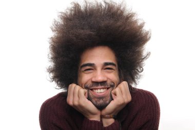 Beyaz arka plan üzerinde mutlu siyah adam