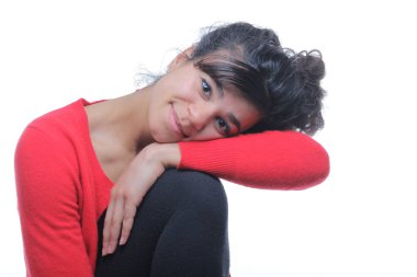 Güzel Afro-Amerikan kadın gülümsüyor