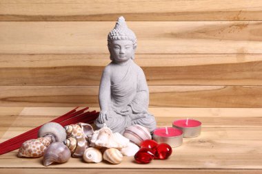 Ahşap arka plan üzerinde spa için nesneleri ile Buda heykeli 