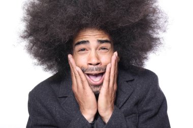 Şaşırmış siyah adam poz