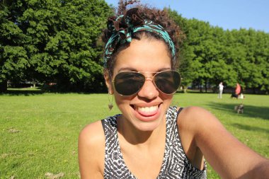 Güzel zenci kadın selfie açık yapıyor