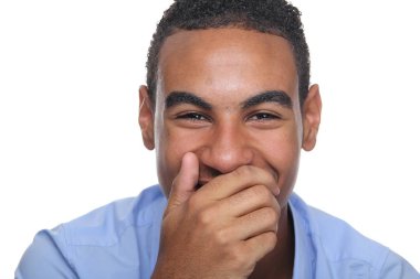 Siyah adam poz gülümseyen