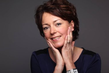 Gülümseyen mutlu yetişkin kadın