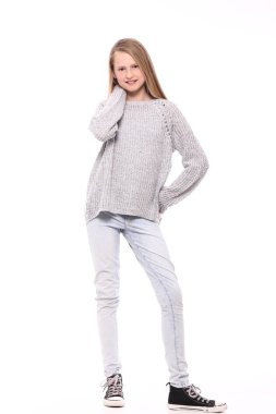 Güzel küçük kız gülümsüyor