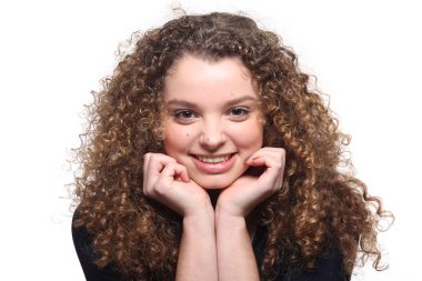 Güzel beyaz kız gülümsüyor