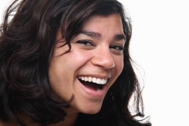 Güzel Afro-Amerikan kadın gülümsüyor