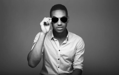 Siyah ve beyaz sesi Afrika adam