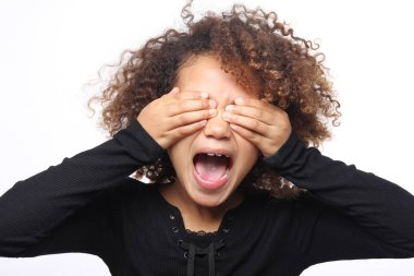 Güzel küçük bir kız gözleri kapalı