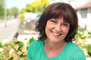 güzel bir kadın parkta poz